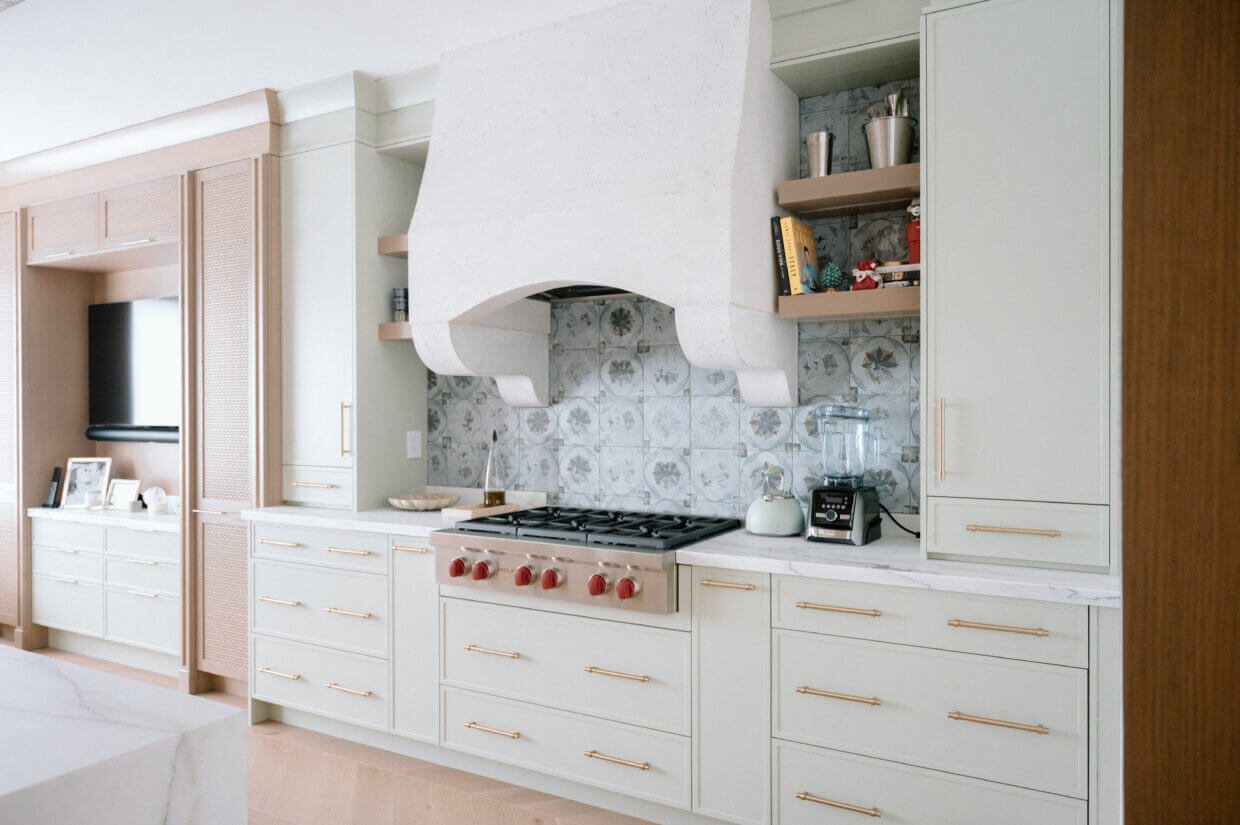 These simple shelves frame and emphasize this gorgeous vent hood.